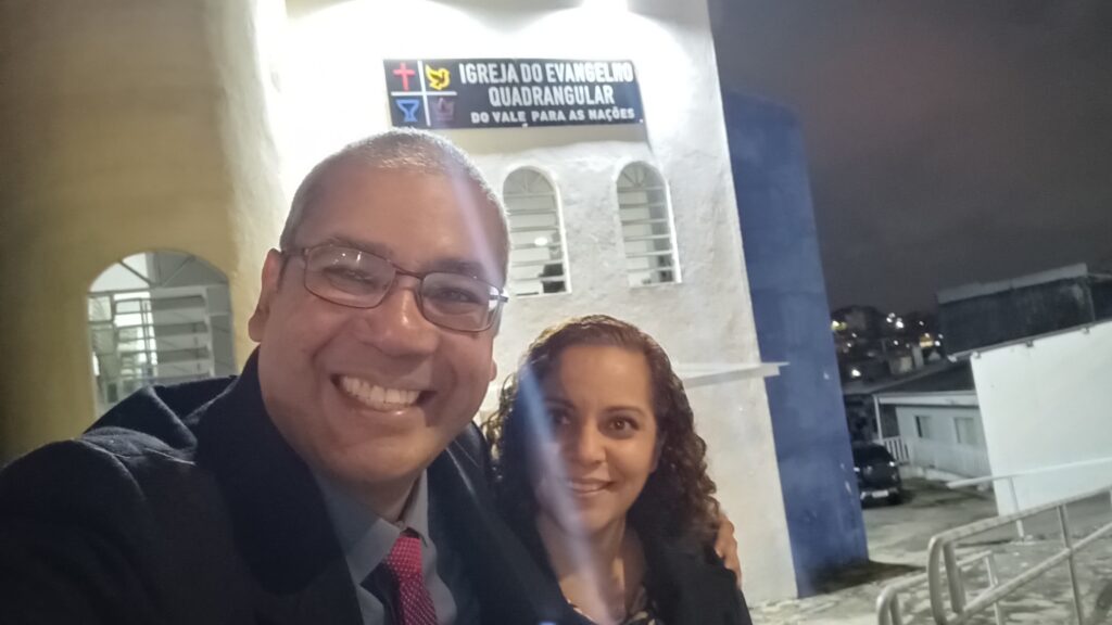 Pastor Jorge Vitor com a esposa, à porta da Igreja do Evangelho Quadrangular do Vale das Virtudes.